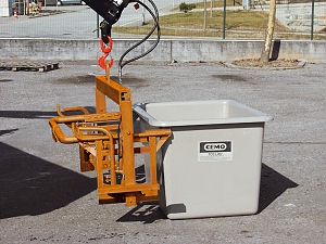 (obrázek pro) Rameno pro manipulaci se zásobníky 200 l, hydraulické, sklopné 